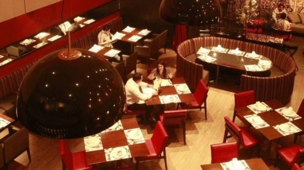 HOY / Crisis económica obliga a suprimir gastos en ocio: restaurantes cierran sus puertas