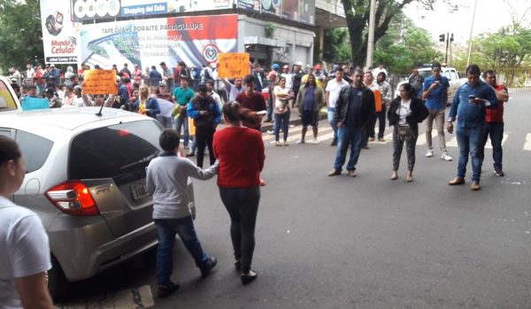 Paseros protestan en Aduanas