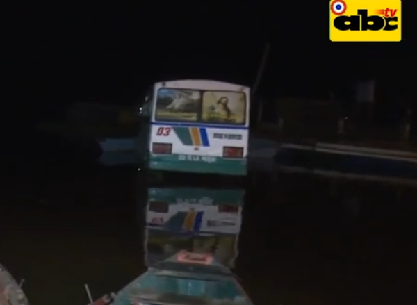 Roba un colectivo y lo abandona en pleno río - Nacionales - ABC Color
