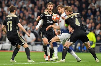 Despiden a futbolista que dio parte de enfermo para ir a ver al Ajax