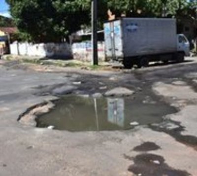Edil propone indemnizar a automovilistas por daños causados por baches - Paraguay.com