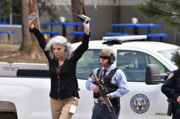 Investigan a los dos jóvenes sospechosos del tiroteo en escuela de Colorado - Internacionales - ABC Color