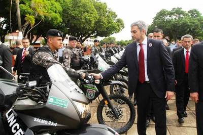 Yacyretá entrega ambulancias a Salud y 100 motocicletas para el Grupo Lince | .::Agencia IP::.