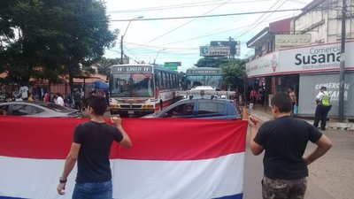 Cierran ruta para exigir reparación de alcantarillado sanitario - Nacionales - ABC Color