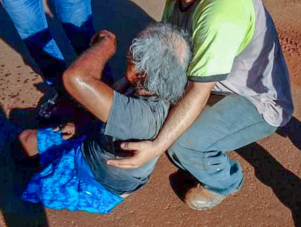 Un auto chocó a una persona en silla de ruedas