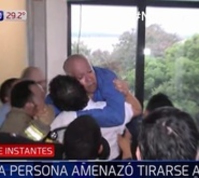 Taxista amenaza con tirarse al vacío en busca de reivindicaciones - Paraguay.com
