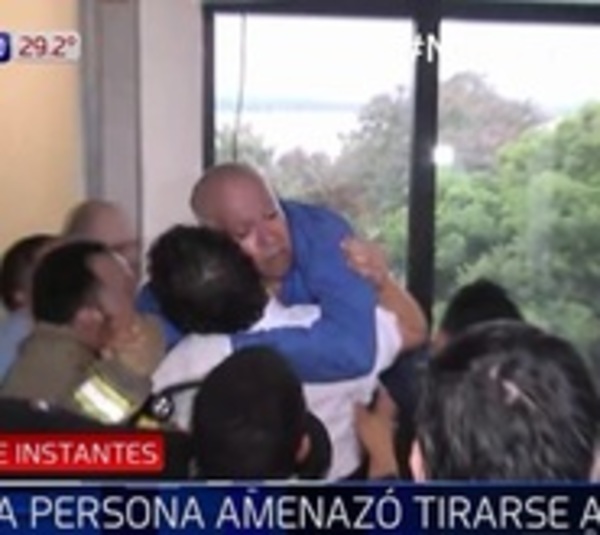 Taxista amenaza con tirarse al vacío en busca de reivindicaciones - Paraguay.com