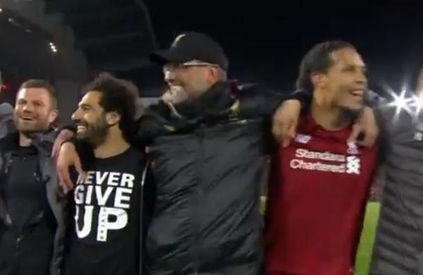 El emotivo canto entre hinchas y jugadores del Liverpool tras el épico triunfo ante el Barcelona - C9N