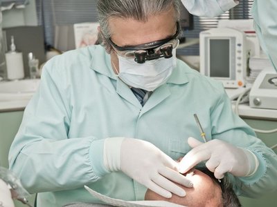Aprueban jubilación especial para odontólogos y bioquímicos