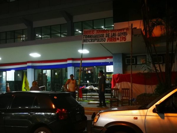 Funcionarios de IPS reclaman pago de subsidio por maternidad - 730am - ABC Color