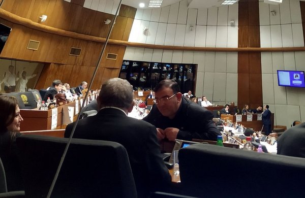 Diputados blindan a Rivas y dilatan el retiro de fueros - Edicion Impresa - ABC Color