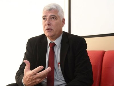 Wiens realiza cambios en  comité que evalúa ofertas, tras  protestas