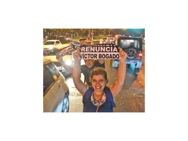 Con pegatina de calcomanías exigen renuncia de senador