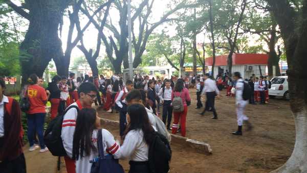 Toma CNC: Alumnos exigen se aparte del cargo a docente que los maltrata » Ñanduti