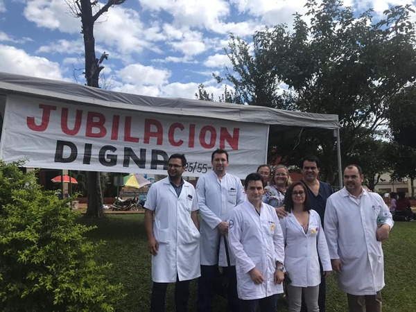 Médicos de “brazos caídos” amenazan con huelga si Mario Abdo no promulga Ley de Jubilación