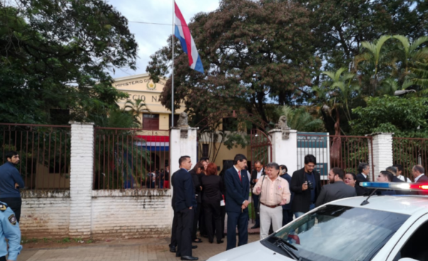 HOY / Nueva toma en el CNC: exigen cambiar a docente que sufrió ACV y los maltrataría