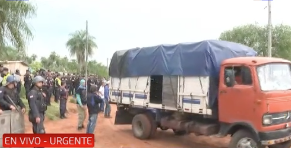 HOY / Desalojo en Itauguá: 200 familias abandonan sitio invadido