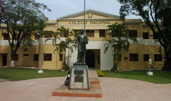 Toma CNC: Denuncian que docente insulta y arroja libros a los estudiantes » Ñanduti
