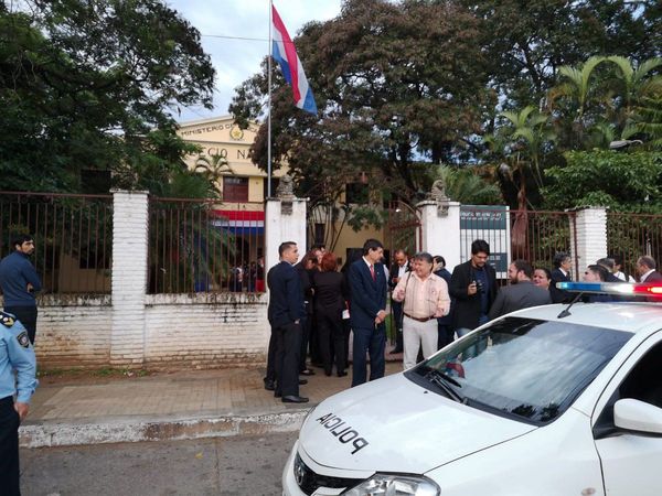 Nueva toma de estudiantes en el CNC