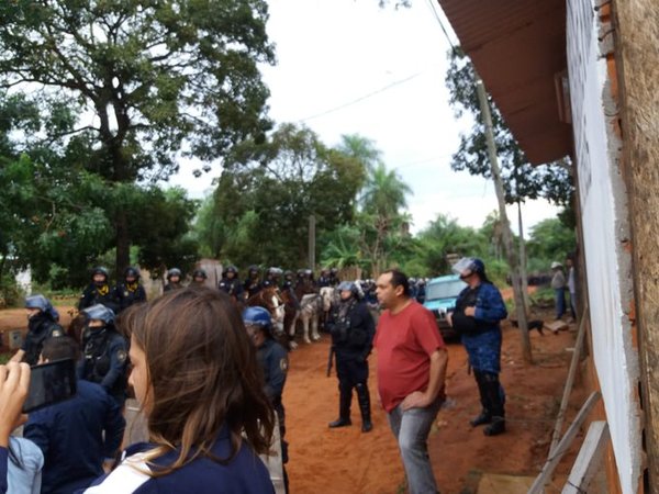 Tensión por desalojo en Itauguá: "No hay ninguna orden de judicial", cuestionan » Ñanduti