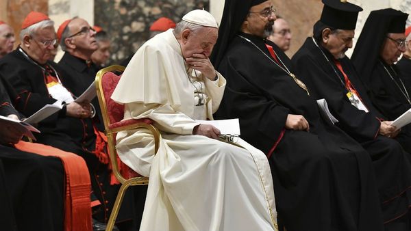 Papa Francisco obliga legalmente al clero a denunciar abusos sexuales