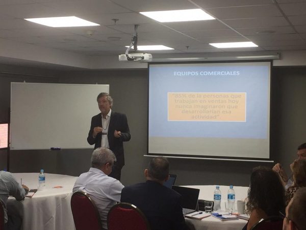 Realizan taller para líderes comerciales