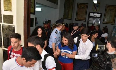 Alumnos levantan toma en el CNC - ADN Paraguayo