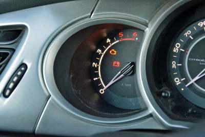 ¿ Se enciende la luz de Check Engine y no sabes por qué?