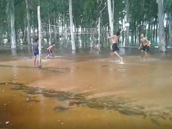 Juegan vóley en medio de la inundación