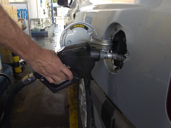 Emblemas privados aumentan el precio de todos sus combustibles