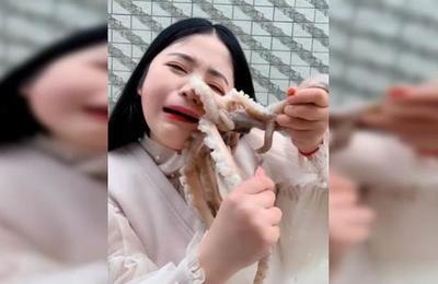 Bloguera china intenta comerse un pulpo vivo y ella termina siendo la presa - C9N