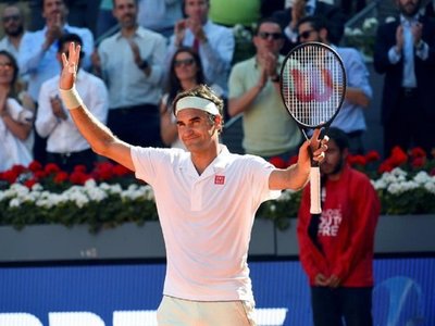 Federer sufre y Djokovic mantiene su récord