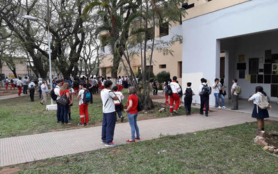 Alumnos del CNC exigen destitución de docente - .::RADIO NACIONAL::.