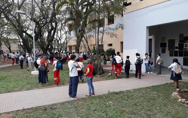 Alumnos del CNC exigen destitución de docente - .::RADIO NACIONAL::.