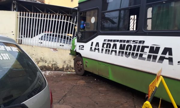 Colectivo choca contra muralla en microcentro de CDE