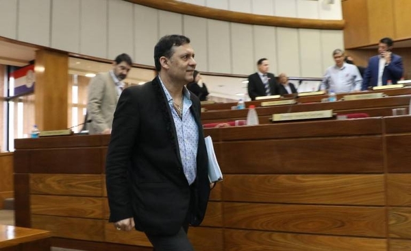 HOY / El pleno de senadores pide tratar el lunes 13 pérdida de investidura de Victor Bogado