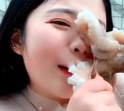Bloguera intentó comerse un pulpo vivo, pero casi desfigura su rostro - Paraguay.com