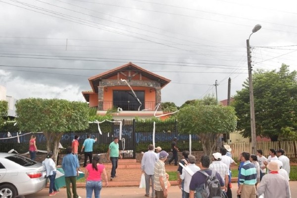 Dos diputados fueron escrachados en Caaguazú  - Radio 1000 AM
