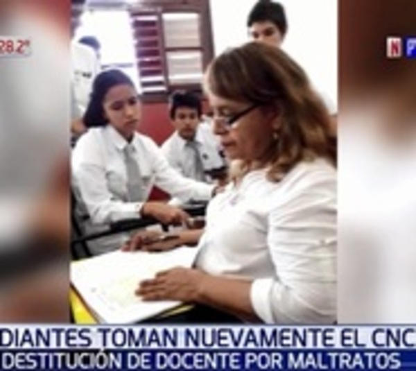 Alumnos toman CNC, piden destitución de docente - Paraguay.com