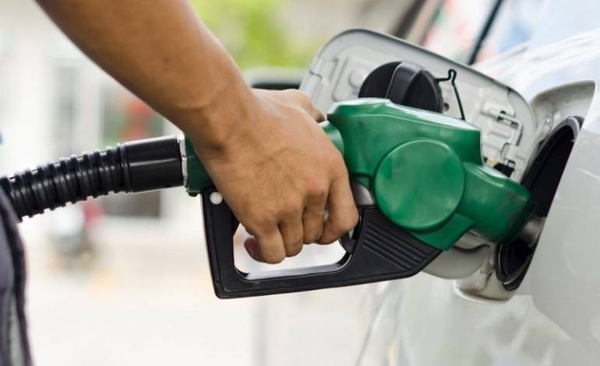 HOY / Emblemas privados suben G. 300 precios de combustibles y ahora las consecuencias