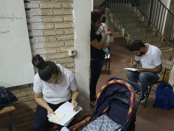 Profe cuidó al bebé de su alumna mientras ella rendía Química