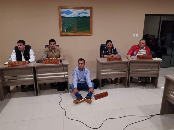 Caazapá: buscan sancionar a Concejal de Tavaí por sesionar en el piso