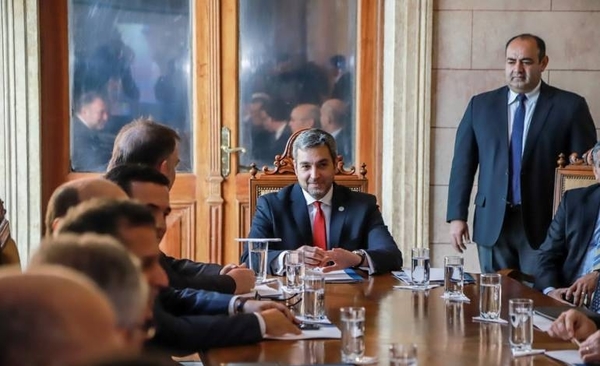 HOY / G. 22.000 millones al año para 'consejeros': al final Abdo opta por retirar el proyecto