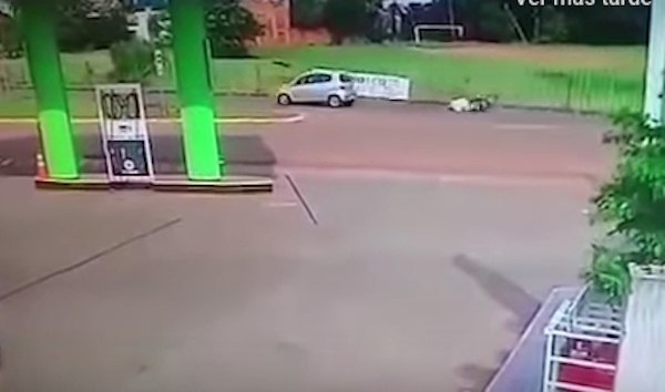 Le chocó, rajó y luego volvió para auxiliarlo