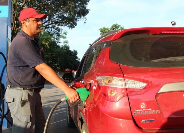 Emblemas reajustan precio de combustibles
