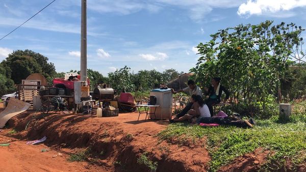 Comitiva policial fiscal desalojó a 200 familias