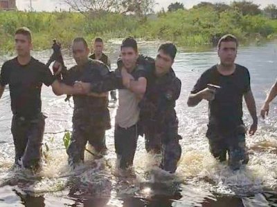 Grupo Lince ingresa en aguas del río Paraguay y captura a delincuente