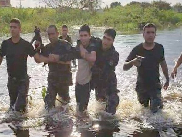 Grupo Lince ingresa en aguas del río Paraguay y captura a delincuente