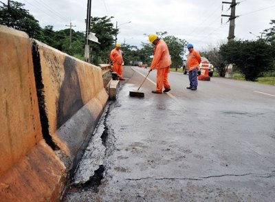 Parches para fisuras en puente de Hernandarias - Edicion Impresa - ABC Color