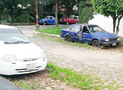 Hay autos abandonados hace años en un barrio - Edicion Impresa - ABC Color